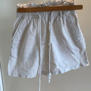 Beiga shorts - Fina beiga shorts från h&m i lös modell. Storlek 32 i bra skick. 