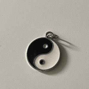 Yin & Yang smycke, kan användas för en kedja/halsband, armband, ryggsäck/väska på vad som helst