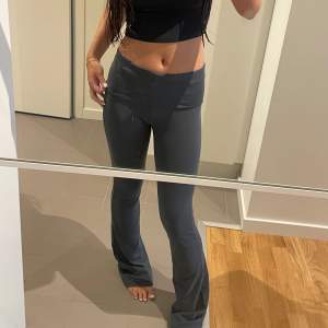 Otroligt fin Grön färg på  yoga pants Säljer då de för långa för mig (155cm   Har endast använt 2-3 ggr så nyskick!!  