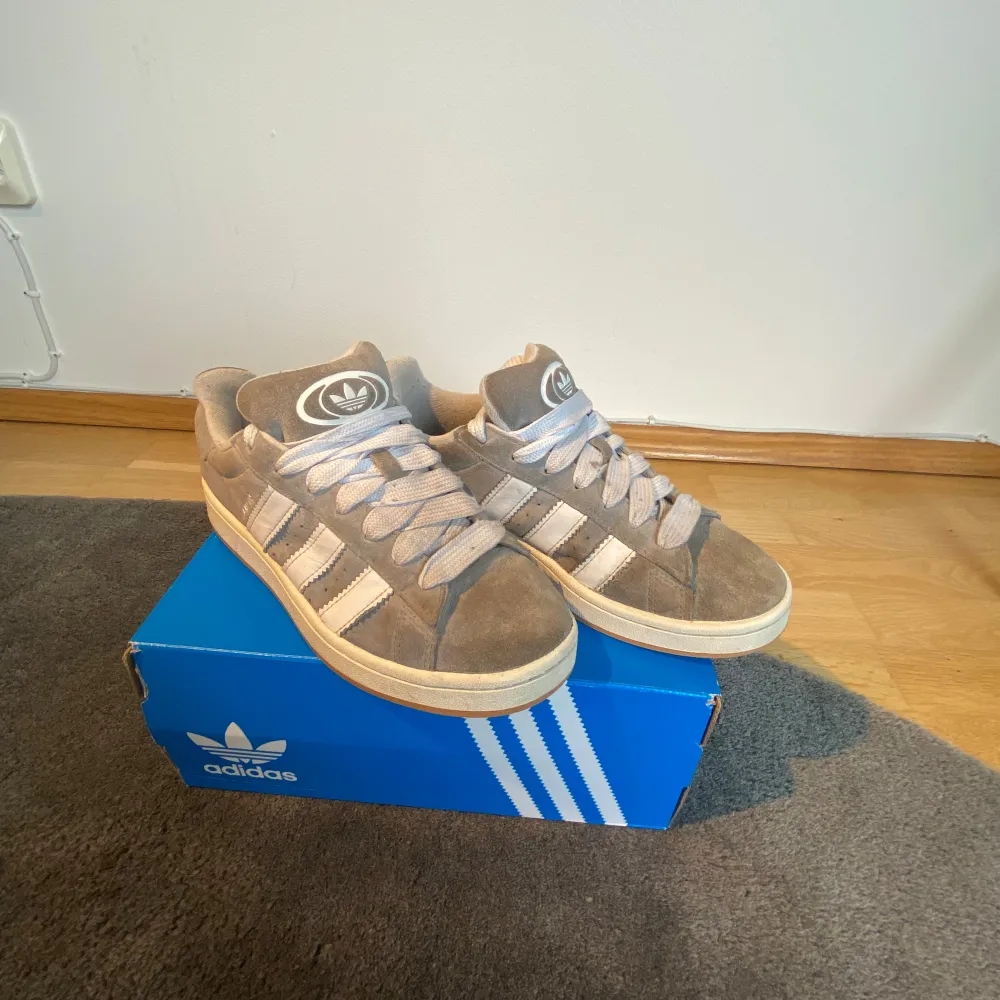 Säljer ett par snygga gråa Adidas campus sneakers i mocka. 🙌Skorna är i bra skick och kommer i originalkartong. Perfekta för vardagsbruk och ger en stilren look. För mer info hör gärna av dig 🤙🏼. Skor.