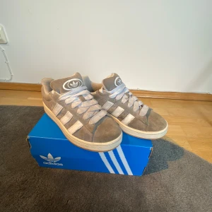 Adidas campus gråa - Säljer ett par snygga gråa Adidas campus sneakers i mocka. 🙌Skorna är i bra skick och kommer i originalkartong. Perfekta för vardagsbruk och ger en stilren look. För mer info hör gärna av dig 🤙🏼