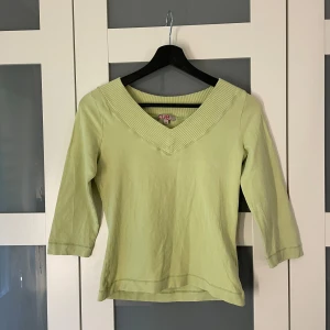 Grön tröja - Grön tröja från CUE i storlek M med tre-kvarts ärmar i fint skick! Upplever själv att tröjan är en klarare grön i verkligheten än vad som fångas på bild. 