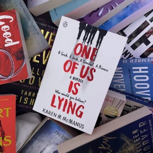 One of us is lying - Populär booktok bok på engelska i nyskick! Aldrig noterat, skrivit, vikt eller liknande i boken 🤎