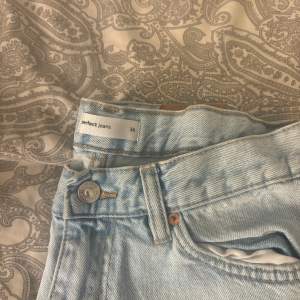 Lågmidjade jeans från Gina Tricot. Jeansen är i storlek 36 men passar mig som vanligtvis är 38-40. En ljusblå tvätt och i väldigt bra skick då dom endast är använda ca 3 gånger. Nypris 500 säljer gör 175