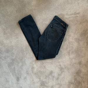 Vi säljer nu dessa sjukt snygga jeansen från Acne Studios i storleken 30/34! Skick: 6/10 (kontakta oss för att se bild på defekt) Nypris: 2500kr (finns ej att köpa längre) Vårt pris: 399kr