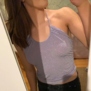 Glittrigt festlinne - Dags att sälja ett av mina favoritlinnen då den inte kommer till användning längre.💕 Skick 10/10 inga defekter😃
