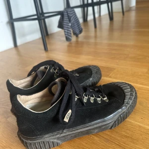 Knappt använda Vans  - Bekväma snygga vans, knappt använda. Gummisula som tål blött underlag osv 