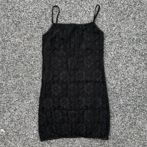 Spetsklänning - Så fin spetsklänning köpt second hand! Är i finfint skick. Står ingen storlek men uppskattar det som S. Hör av dig vid intresse eller frågor💗