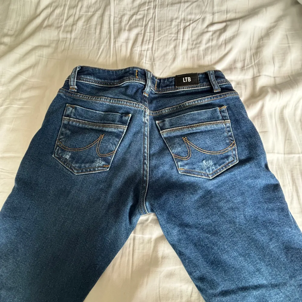 ett par mörkblå ltb jeans som tyvärr blivit för små! i storlek 27x30, jätte fina jeans men kan tyvärr inte använda de längre!💕nypris är 699kr o säljs för 499kr, men pris kan såklart diskuteras!💖. Jeans & Byxor.