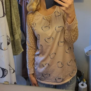 Ny tröja med spets - Jag vet tyvärr inte vart den är köpt eftersom det var så länge sedan och finns ingen lapp. Den är helt oanvänd och är i storlek XXL