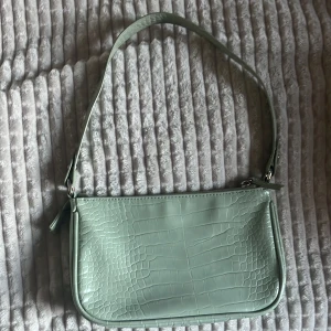 Grön väska  - Super söt fin väska Vet tyvärr inte vart den är ifrån då jag fick den av min kompis när jag fyllde år och den inte har någon lapp, men den är inte från shein/wish/temu utan någon fysisk butik sa hon🫶 Väskan är lite smutsig inuti, därför sänks priset