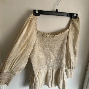 Topp - Väldigt fin skimmrig topp från Sisters Point i storlek Xl🌸 Funkar att ha ärmarna på axlarna eller bära off-sholder 🌟 Gul och skimmrig, funkar lika bra till vardags som till fest🕺🏼❤️ 150kr + frakt🫶🏼