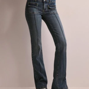 Pocket jeans Nelly  - Köptes för någon vecka sedan, endast använd fåtal gånger. Storlek 38, nyskick. Jätte fina jeans som sitter väldigt bra. Köptes för 700kr. Skriv för frågor. 