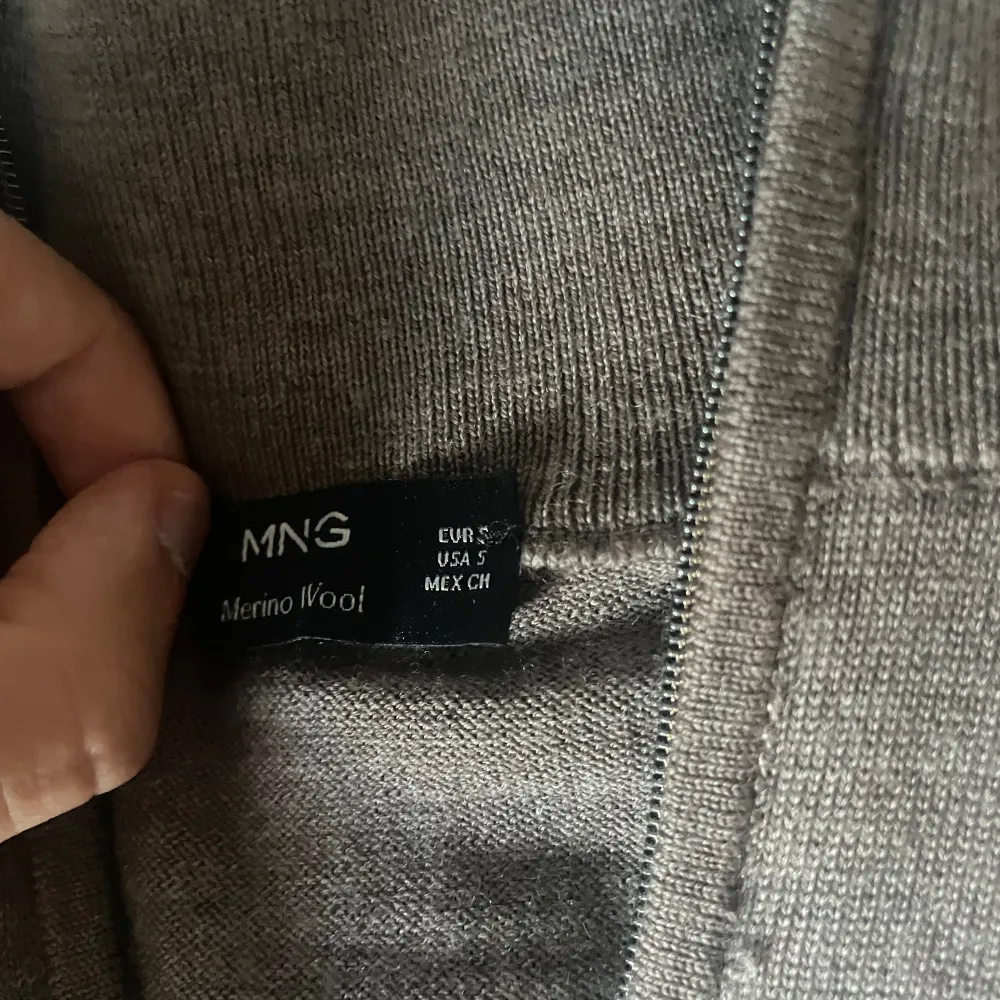 Nu säljer jag min mango half zip för använder den aldrig. Den är nästan oanvänd. Storlek S. Nypris ligger runt 400-600kr. Mitt pris 349kr. Hör av er om ni har funderingar. Pris kan diskuteras vid snabb affär. Tröjor & Koftor.