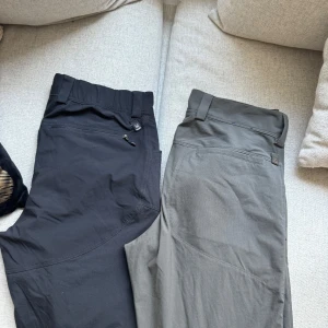  Byxor - . “Båda byxorna från Haglöfs är i storlek medium.” 
