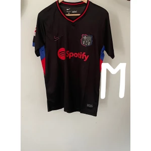 Barcelona borta kit 2024/25  - Den här varan har vi bara en av så var snabba att köpa om ni vill ha den