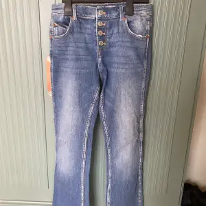 Säljer dessa jeans från zara pågrund av att de inte passar mig längre. De är i storlek 13-14 men skulle säga att de är ganska små i storleken.