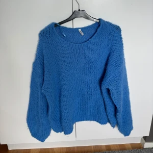 Stickad tröja - Stickad blå tröja som ej används.