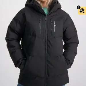 Säljer min sail racing jacka som jag köpte från kids brand store. Den är använd men det syns inte. Ny pris 3199kr och jag säljer den för 2000kr. Modellen passar för både tjejer och killar. Storleken är 176 men passar mig som vanligtvis har S/36.