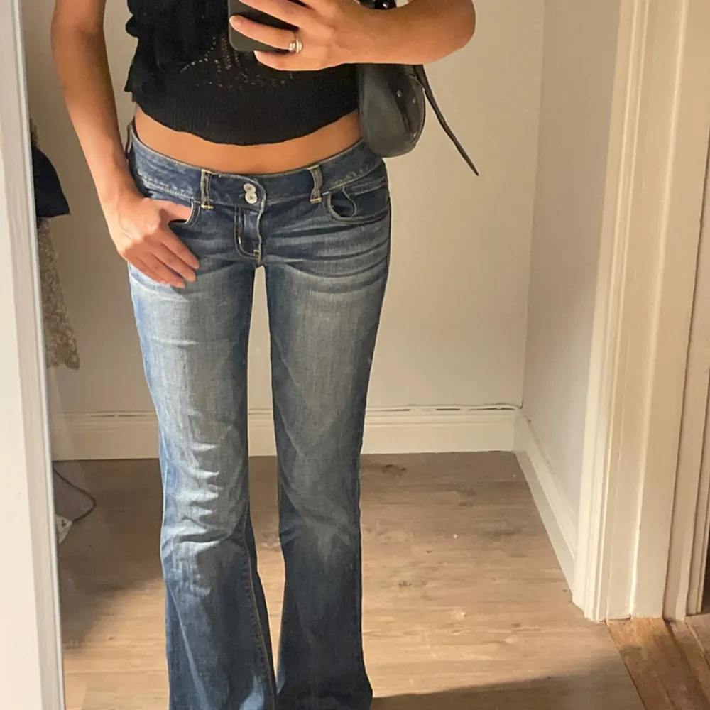 Säljer ett par ursnygga lågmidjade bootcut jeans ifrån American eagle.  Hör av dig för frågor!💕 Mått: Innerbenslängden: ca 80cm Midjemåttet: ca 37-39 cm . Jeans & Byxor.