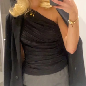 Festtopp - Snygg asymmetrisk festtopp från Zara med veck😍 endast använd 2 gånger!💓