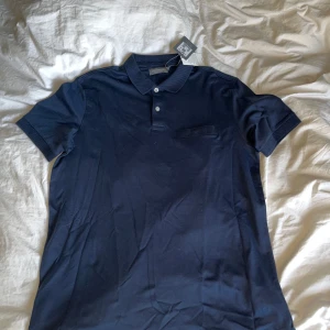 Ny Pikétröja  - Ny mörkblå pikétröja från Dressman. Nypris 400 kr