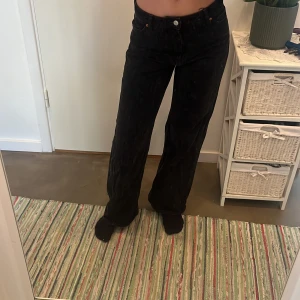 Svarta jeans - Svarta midwaist wideleg jeans i storlek W24. Det är i bra skick och har inga fläckar. Ser oanvända ut, säljer då dom inte är min stil längre.