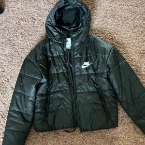 Nike vinterjacka - Nike jacka med jätte bra skick, perfekt till höst/vinter