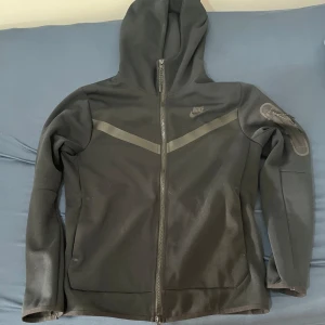 Nike tech - Helt ny oanvänd var för liten