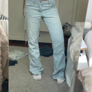 ljusblå lågmidjade jeans - inte mina bilder då de är för små på mig!! pris kan diskuteras