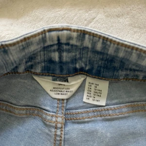 Hm jeans  - Vackra H&M jeans i färjen ljusblå 💙🔵Säljer då det är för korta och små för mig😭 Jag är 165 men tycker dem är nästan lite små i längde i min smak men funkar perfekt 👌🏻 orginalpris är 300 vi kan prata om priset men dem är köpta i dubai