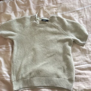 Beige stickad tröja från H&M - Säljer en snygg och bekväm beige stickad tröja från Kappahl . Tröjan har korta ärmar och en fin textur som ger den en unik look. Perfekt för både vår och höst! 🧡