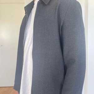 Manuel jacket  - Den här jackan från les deux har använts ett fåtal gånger, 3 för att vara exakt. Storlek M helt utan fläckar eller skador. Den är inte helt marinblå utan en mix av navy och ink originalpris 2070kr 