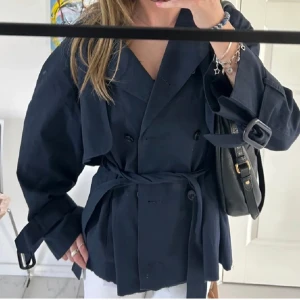 Trenchcoat  - Köpt på Plick men kommer inte till användning. Jätte bra skick