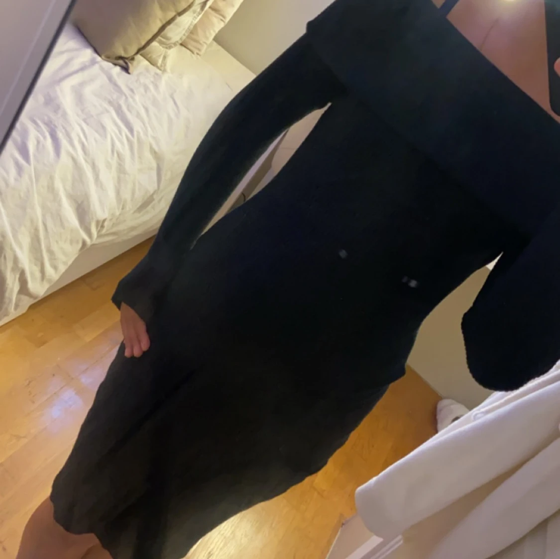 Stickad lång off shoulder klänning