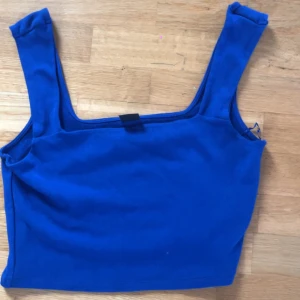 Jätte fint marinblått Linne, säljer för de inte kommit till nån användning då jag bara använt den en gång. #stocholmsstil #trendigt #billigt - Använd endast en gång 