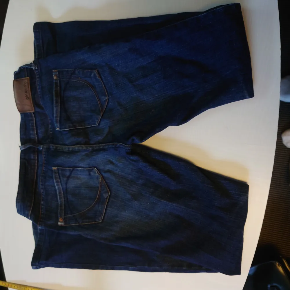 Jeans Gina Tricot, 29, innerbenslängd 79 cm. Låg midja ,rakt fotvid. Jeans & Byxor.