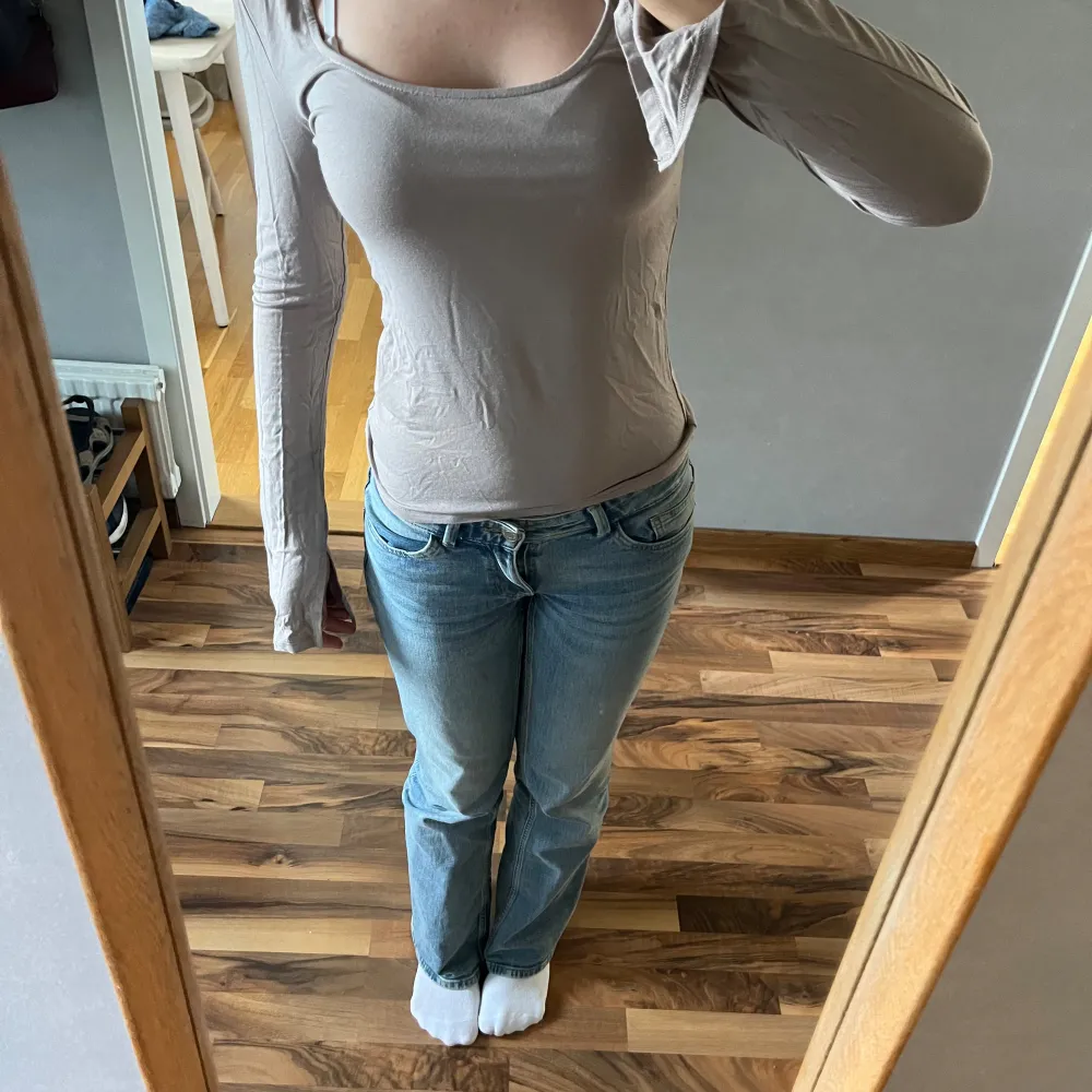 En mörk beige tröja från Gina tricot i storlek M💞. Puserot.