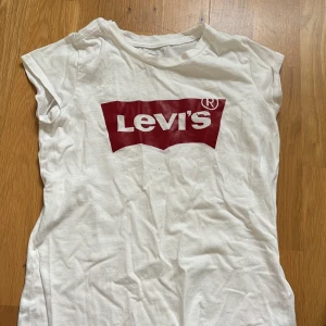 Gullig t-shirt från Levis  - Jättefin