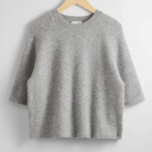 & other stories tröja - Säljer en trekvartsärm tröja från &other stories i jättefint skick. Har Max använt den 5 gånger, storlek S🥰