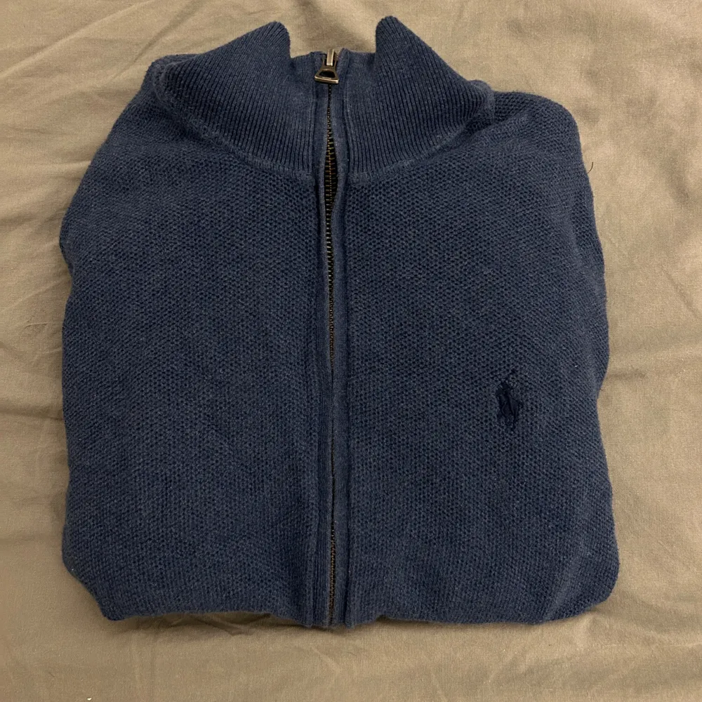 Mörkblå/ blå Ralph Lauren full zip i storlek XS, riktigt bra skick (9/10)  Skriv om ni har några fler frågor ;). Tröjor & Koftor.