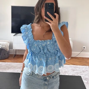 Topp - Storlek XL men som en M, använd 1 gång, så fin topp men har inte kommit till användning 