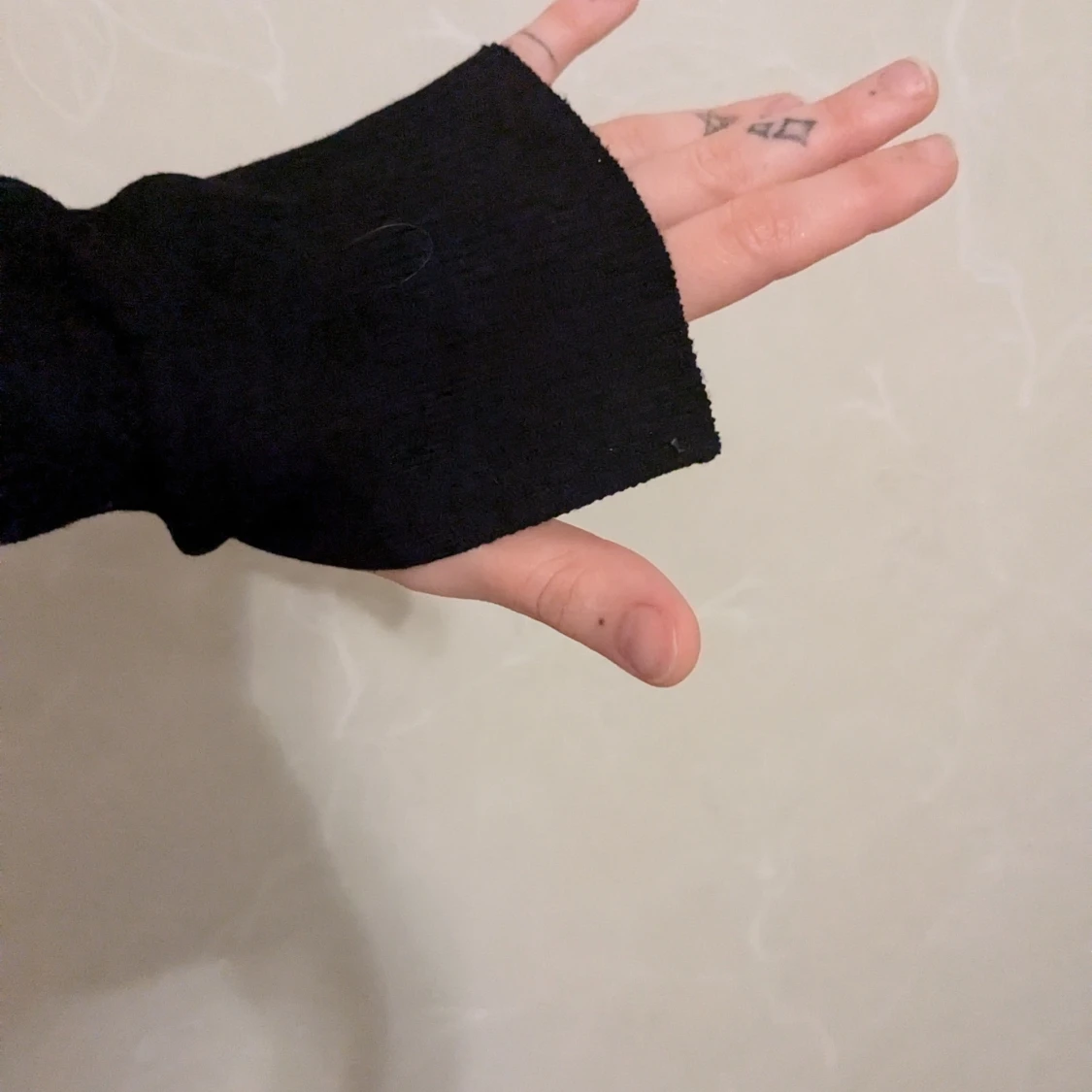 Svart oneshoulder topp - 90