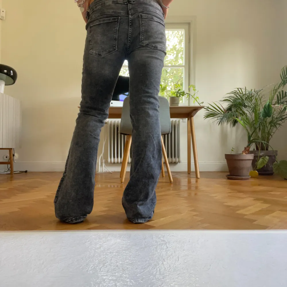 Säljer ett par super snygga grå bootcut jeans. 💕Midjemått: 39cm Innerbenslängd: 79cm Jag är 165cm! Frakt tillkommer. 💞. Jeans & Byxor.