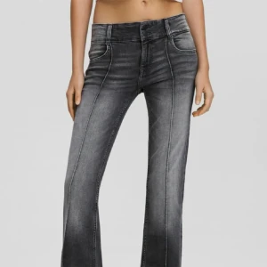 Nerskrapa Jeans - Säljer dessa jeans från bershka. De är sällan använda så i bra skick. De är i storlek 34. Skriv vid frågor eller fler bilder