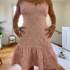 Rosa spetsklänning - Säljer en superfin rosa klänning i spets med axelbandslös design köpt på asos där den är slutsåld i denna storlek!🌸Märket är miss selfridge. Den har en lagning som inte syns från utsidan kom privat om du vill se den!💞💞 Frakt tillkommer.