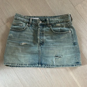 Low waist jeans kjol  - Säljer denna low waist jeans kjol som är endast använd två gånger. Dem har inga defekter och i helt ny skick💕ny pris 379kr