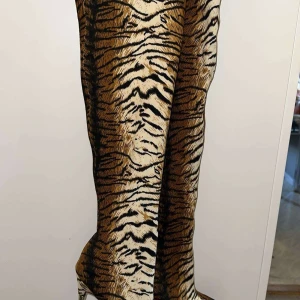 Klackar  - Stl:37 Helt nya med sina packet jätte fina