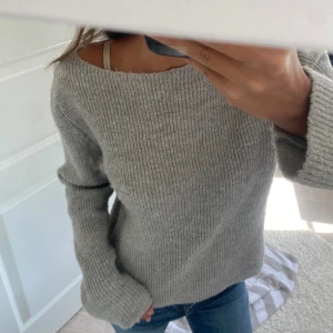 Stickad grå tröja den mango💗 - Super skön och tjock stickad tröja med båtrigning!💕 Perfekt till hösten/ vintern, Köptes nyligen