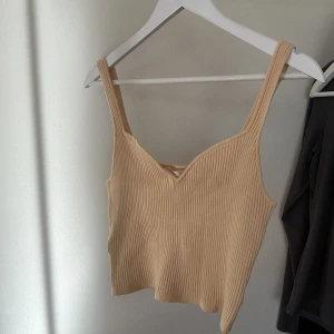 Ljusgul ribbat topp från H&M - Ljusgul och superfin ribbad topp från H&M i tjockare material. Den ser kanske mer beige ut på bild men den är typ ljusgul! 🥰  Superfint skick och normal i storleken.